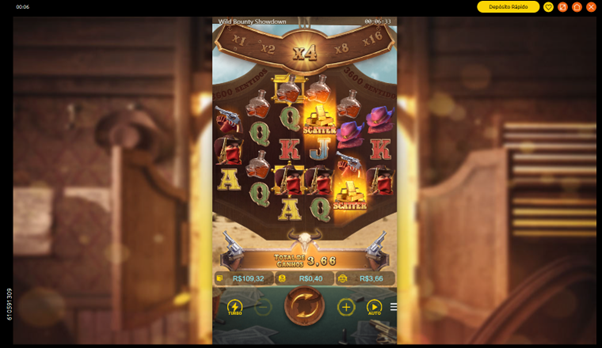 Interface do jogo base do slot Wild Bounty Showdown com grade em formato 3-4-5-5-4-3 montada sobre uma porta de saloon, t&iacute;pica de faroeste, ao fundo. Os s&iacute;mbolos mostram pistolas, barras de ouro, chap&eacute;us e frascos de bebida. 